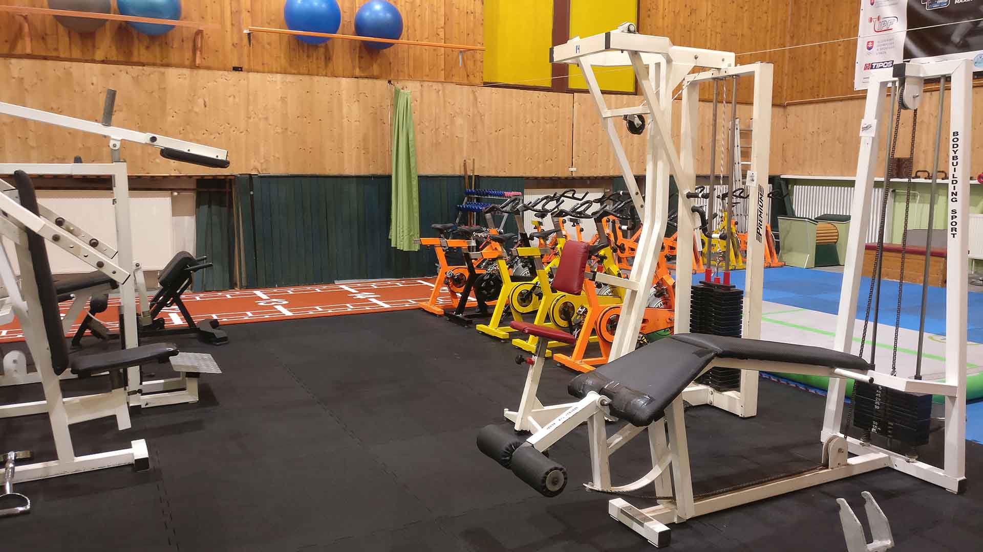 Power rack a vzpieračská platforma