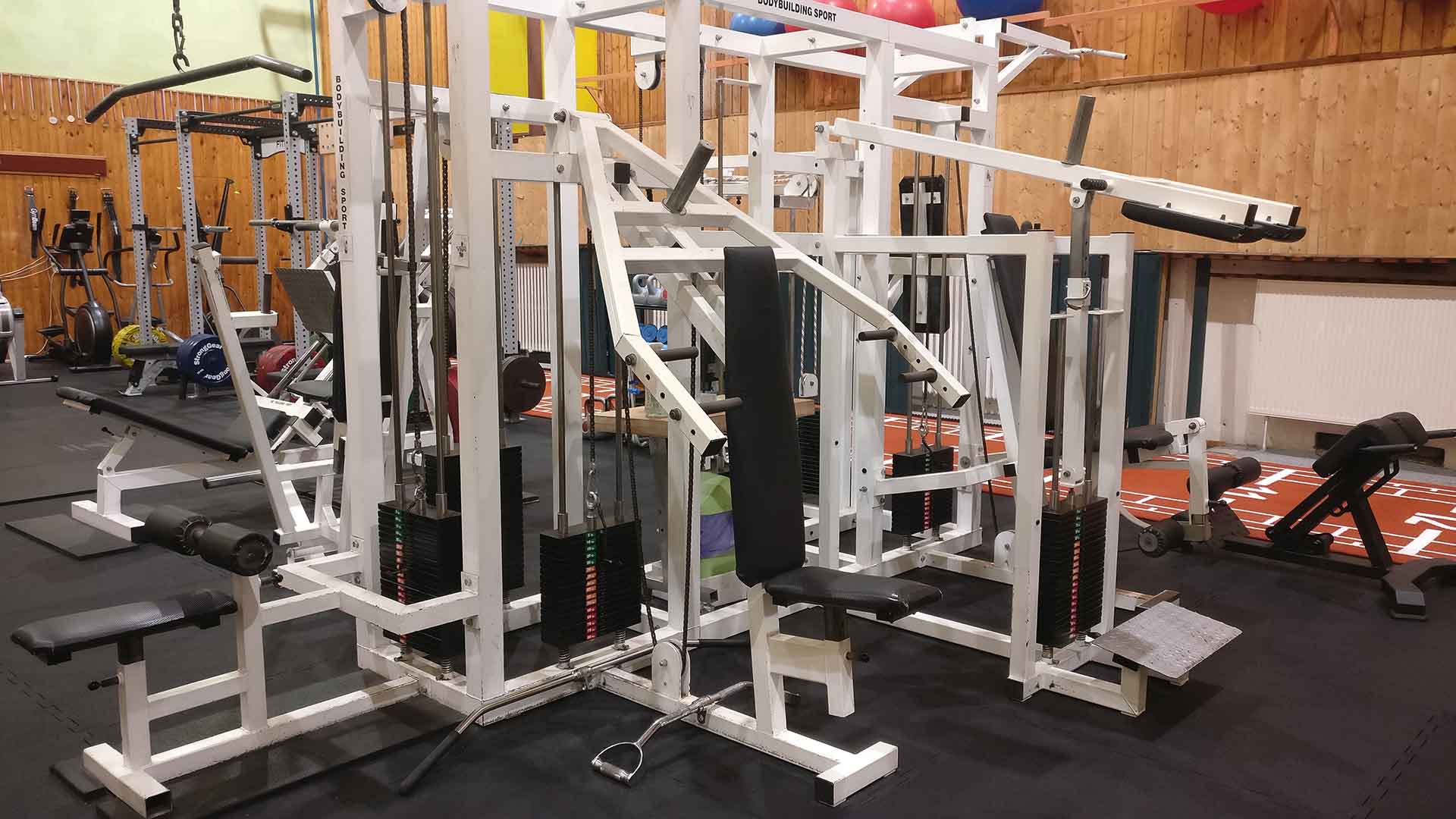Silové stroje v hlavnej hale fitness centra